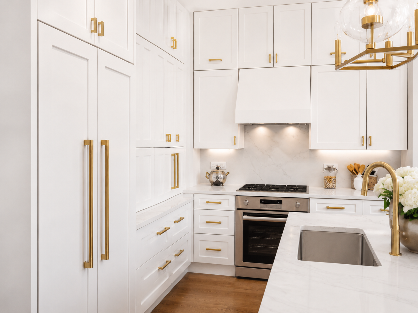 Kitchen cabinets with deep drawers and practical storage